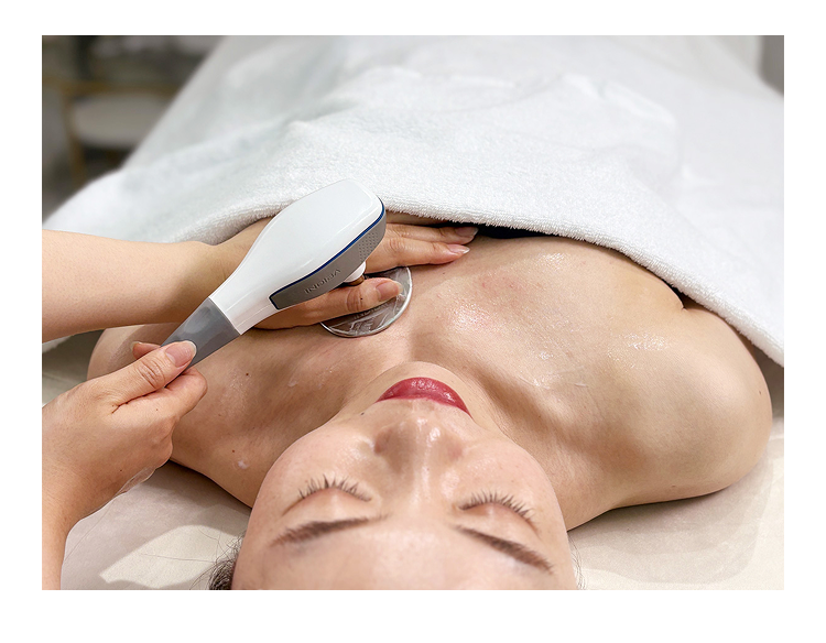 お客様のデコルテのインディバ施術