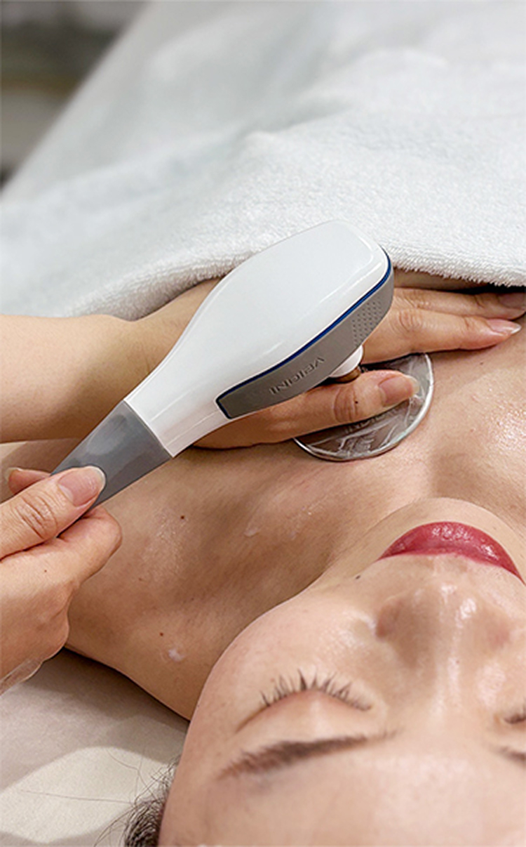 お客様がデコルテのインディバ施術を受けている