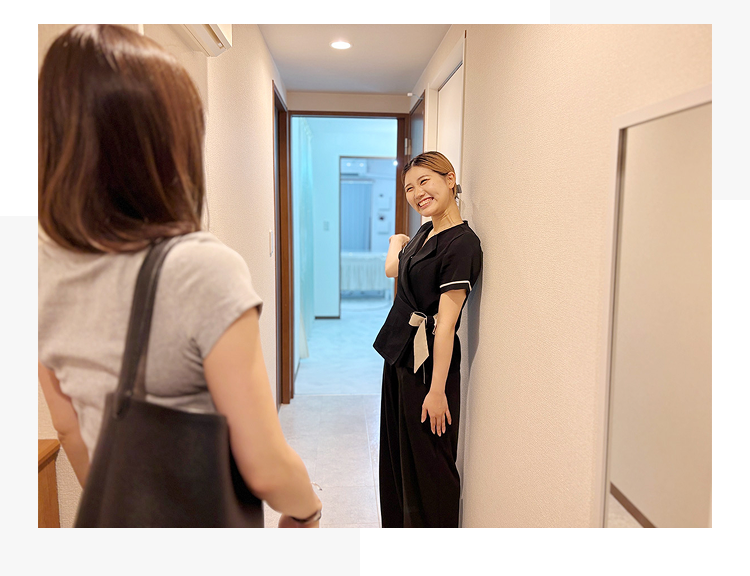 セラピストがお客様をお出迎えしている様子